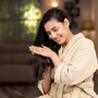 <p>వేసవి కాలం మీ ఆహారపు అలవాట్లను మార్చుకోవడానికి చాలా మంచి సమయం. వేడివేడి, ఆవిర్లు వచ్చే, మసాలాలు ఎక్కువగా ఉండే, నూనె ఎక్కువగా ఉండే భోజనాన్ని ఎవరూ తినడానికి ఇష్టపడరు. మీ శరీరాన్ని చల్లగా ఉంచే ఆహార పదార్థాలను మీ జుట్టు కూడా కోరుకుంటుంది. మీ జుట్టు కెరాటిన్ అనే గట్టి ప్రోటీన్‌తో తయారవుతుంది. కాబట్టి మీ శరీరంలో తగినంత ప్రోటీన్ ఉండే ఆహారాలు తినాలి.</p>