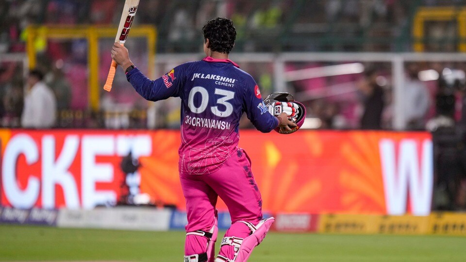 <p>కేవలం సెంచరీలతోనే కాదు, పరుగుల వేటలోనూ వైభవ్ మెరుపులు మెరిపిస్తున్నాడు! ఐపీఎల్ చరిత్రలో అత్యంత వేగంగా (ఎదుర్కొన్న బంతుల పరంగా) 1000 పరుగుల మైలురాయిని చేరుకున్న ఆటగాడిగా వైభవ్ నిలిచాడు. కేవలం 473 బంతుల్లోనే ఈ ఘనత సాధించి మిచెల్ ఓవెన్, ఆండ్రూ సైమండ్స్ వంటి దిగ్గజాల రికార్డులను బ్రేక్ చేశాడు.</p>(PTI)
