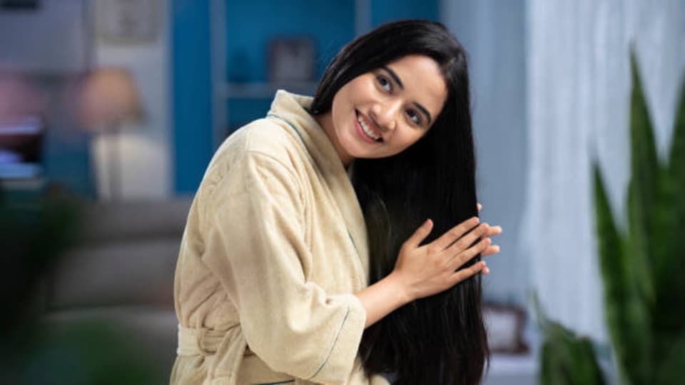 <p>వేసవిలో పుష్కలంగా నీరు తాగండి. రోజుకు 2–3 లీటర్ల నీరు తాగాలని లక్ష్యంగా పెట్టుకోండి. మీ శరీరంలో ఇప్పటికే ఉన్న తేమను వేసవి గాలి లాగేసుకోకుండా మీరు కాపాడుకోవాలి.</p>