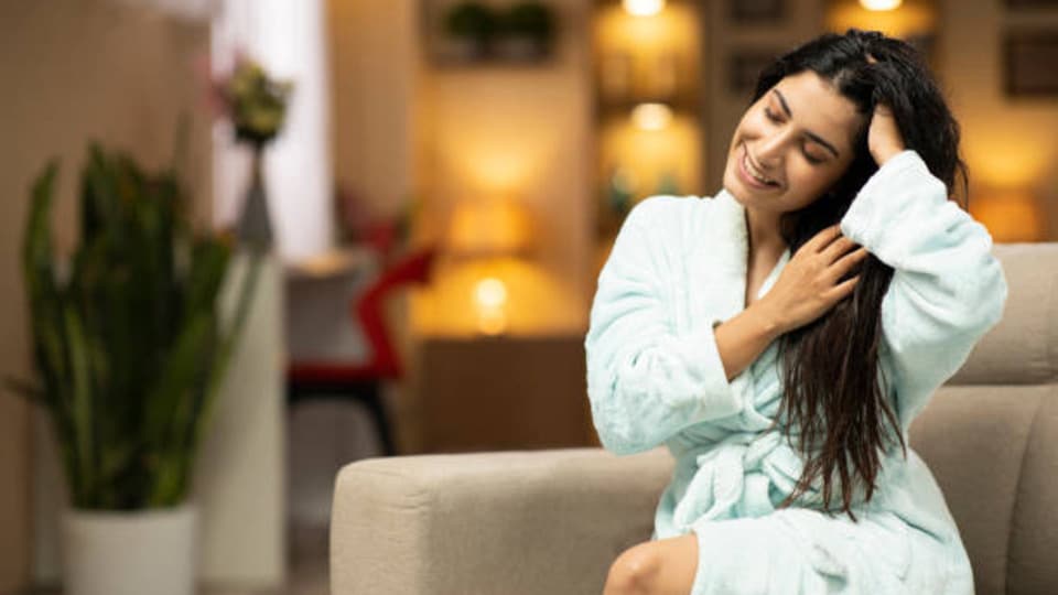 <p>మీ జుట్టును ఒక తోటగా అనుకుంటే.. అందులోని వెంట్రుకలు మొక్కల వంటివి. దుమ్ము, జిడ్డు లేకుండా ఉండాలి. వారానికి ఒకసారి తల చర్మాన్ని శుభ్రపరిచి, సరిగ్గా మసాజ్ చేయడం వల్ల తల చర్మ ఆరోగ్యాన్ని కాపాడుకోవచ్చు. మీరు రోజూ వాడే షాంపూలో కొద్దిగా ఉప్పు కలిపి, ఐదు నిమిషాల పాటు తల చర్మంపై సున్నితంగా మసాజ్ చేయండి.</p>