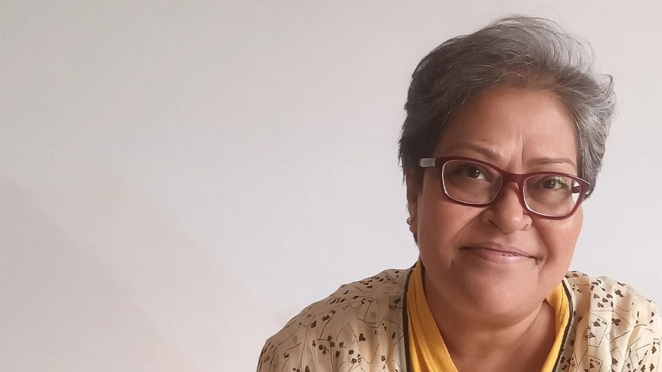 স্মার্টফোনের যুগেও কেন কিপ্যাড ফোন ব্যবহার করেন সুদীপা?