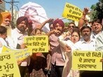 Aam Aadmi Party workers during protest outside the office of MP Rajinder Gupta in Kitchlu Nagar, Ludhiana. (HT PHOTO)