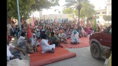 Activists from the Bhartiya Kisan Union (Ekta Ugrahan) and its allied groups partially blocked the Bathinda-Amritsar highway on Monday after joining an ongoing protest by a section of workers at a textile unit in Jeeda village, Bathinda. (HT Photo) Activists from the Bhartiya Kisan Union (Ekta Ugrahan) and its allied groups partially blocked the Bathinda-Amritsar highway on Monday after joining an ongoing protest by a section of workers at a textile unit in Jeeda village, Bathinda. (HT Photo)