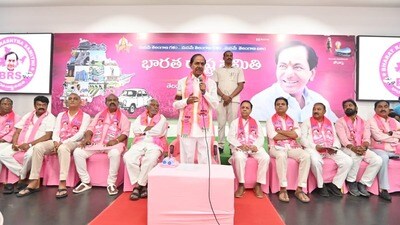 పార్టీ అంతర్గత సమావేశంలో కేసీఆర్ పార్టీ అంతర్గత సమావేశంలో కేసీఆర్