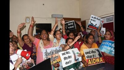 Hundreds of consumers and AIDWA activists protest against smart meters at Indira Nagar Sector 25 Power House in Lucknow on Monday. (Deepak Gupta/ HT) Hundreds of consumers and AIDWA activists protest against smart meters at Indira Nagar Sector 25 Power House in Lucknow on Monday. (Deepak Gupta/ HT)