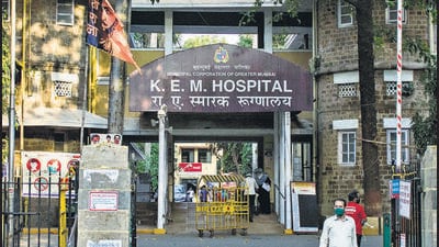 Mumbai, India - April 17, 2020: People passby KEM Hospital, Parel in Mumbai, India, on Friday, April 17, 2020. (Photo by Pratik Chorge/Hindustan Times) (Pratik Chorge/HT Photo) Mumbai, India - April 17, 2020: People passby KEM Hospital, Parel in Mumbai, India, on Friday, April 17, 2020. (Photo by Pratik Chorge/Hindustan Times) (Pratik Chorge/HT Photo)