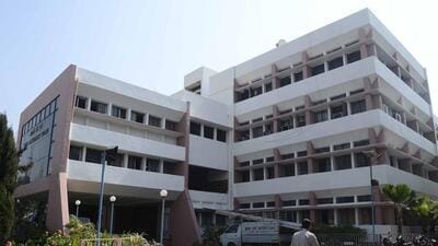 Pune Cantonment Board (PCB) has approved a ₹44 lakh project to repair nearly 900 damaged streetlights across the area. (HT FILE) Pune Cantonment Board (PCB) has approved a ₹44 lakh project to repair nearly 900 damaged streetlights across the area. (HT FILE)