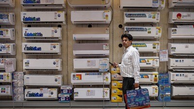 <p>సురక్షితంగా ఏసీని ఎలా వాడాలి? : ఏసీ ఉష్ణోగ్రతను ఎప్పుడూ 24°C నుంచి 26°C మధ్య ఉంచండి. ఇది థర్మల్ షాక్ నుంచి శరీరాన్ని రక్షిస్తుంది. దాహం వేయకపోయినా నీరు తాగుతూ ఉండాలి. డ్రై ఎయిర్ వల్ల శరీరం కోల్పోయే తేమను ఇది భర్తీ చేస్తుంది. ప్రతి నాలుగు గంటల ఏసీ వాడకం తర్వాత, కాసేపు ఏసీ ఆపి కిటికీలు తెరవండి. దీనివల్ల తాజా ఆక్సిజన్ లోపలికి వస్తుంది. చర్మం, కళ్లు మరీ పొడిబారుతున్నట్లు అనిపిస్తే గదిలో ఒక చిన్న హ్యూమిడిఫైయర్ పెట్టుకోవడం మంచిది. ఇక పీక్ సమ్మర్‌లో కనీసం ప్రతి రెండు వారాలకు ఒకసారి ఏసీ ఫిల్టర్లను స్వయంగా క్లీన్ చేయండి. సీజన్ మొదట్లో ప్రొఫెషనల్ సర్వీసింగ్ చేయించడం తప్పనిసరి.</p> 