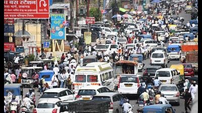 Traffic converging from multiple directions leads to congestion at Kamta Tiraha in Lucknow on Monday. (Deepak Gupta/HT)