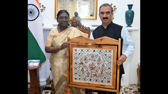 Chief minister Sukhvinder Singh Sukhu welcomes President of India Droupadi Murmu on her arrival in Shimla on Monday. (HT Photo)