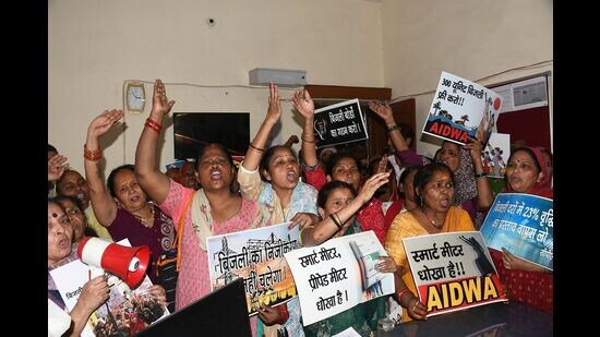 Hundreds of consumers and AIDWA activists protest against smart meters at Indira Nagar Sector 25 Power House in Lucknow on Monday. (Deepak Gupta/ HT)
