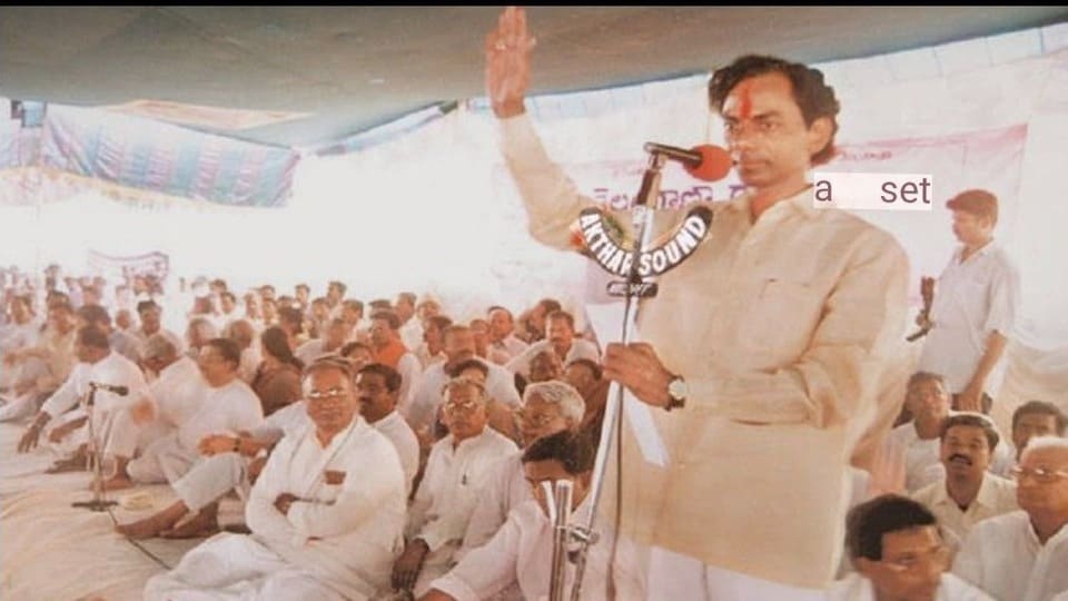 <p>ప్రత్యేక తెలంగాణే ఏకైక లక్ష్యంగా ఉద్భవించిన టీఆర్ఎస్, సుదీర్ఘ పోరాటం తర్వాత 2014లో రాష్ట్రాన్ని సాధించి పెట్టింది. ఆ తర్వాత వరుసగా రెండుసార్లు అధికారంలోకి వచ్చి సంక్షేమ పథకాలతో దేశం దృష్టిని ఆకర్షించింది. 2022లో జాతీయ రాజకీయాల్లో కీలక పాత్ర పోషించాలనే లక్ష్యంతో టీఆర్ఎస్‌ను బీఆర్ఎస్‌గా మారుస్తూ కేసీఆర్ నిర్ణయం తీసుకున్నారు. </p><p> </p>