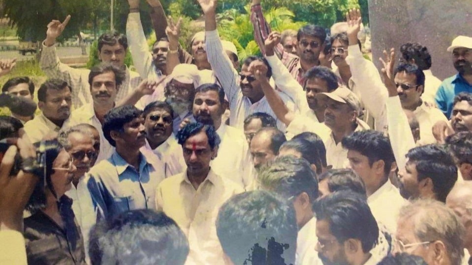 <p>2001 ఏప్రిల్ 27న కొండా లక్ష్మణ్ బాపూజీ నివాసం 'జలదృశ్యం' వేదికగా కే. చంద్రశేఖర్ రావు (కేసీఆర్) నేతృత్వంలో ఈ ప్రస్థానం ప్రారంభమైంది. నేటితో ఈ ప్రస్థానం పాతికేళ్ల మైలురాయికి చేరువవుతున్న తరుణంలో పార్టీ వర్గాలు తెలంగాణవ్యాప్తంగా ఘనంగా వేడుకలు నిర్వహిస్తున్నాయి.</p>