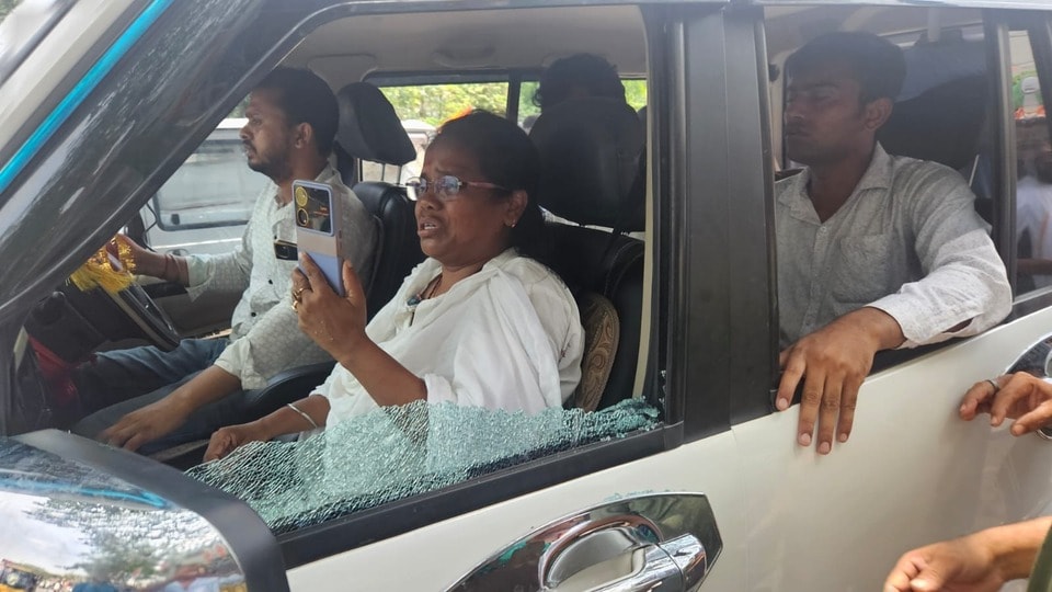 TMC সাংসদের গাড়িতে হামলা (সৌজন্যে টুইটার)