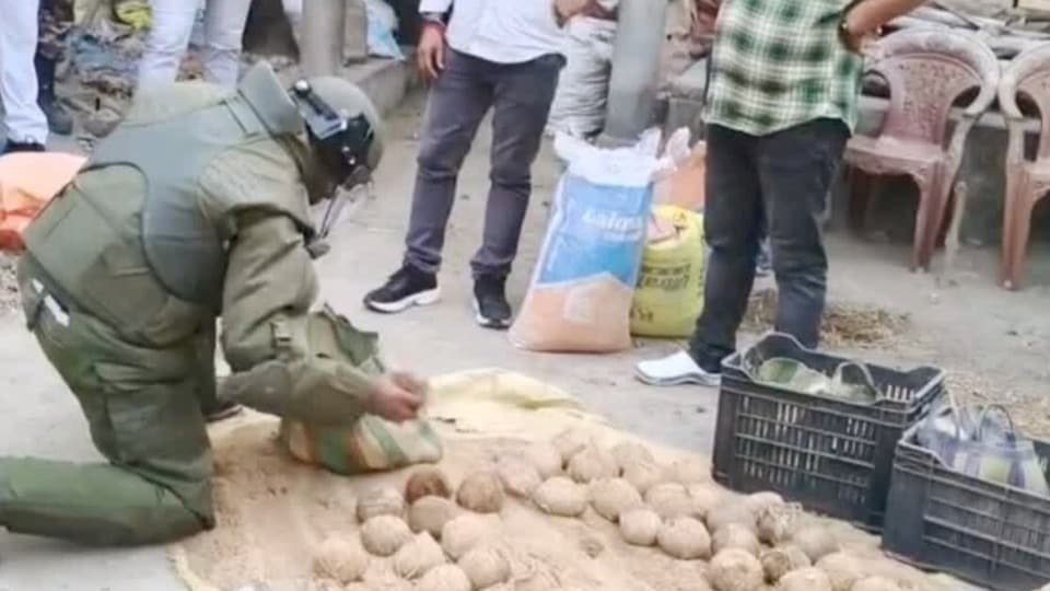 ভাঙড়ে ১০০ তাজা বোমা উদ্ধারের ঘটনায় এবার এনআইএ তদন্তে নির্দেশ দিল কেন্দ্রীয় স্বরাষ্ট্র মন্ত্রক।