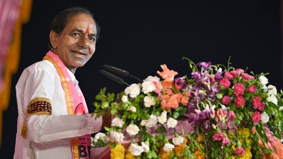 <p>హైదరాబాద్‌లోని తెలంగాణ భవన్‌లో పార్టీ వర్కింగ్ ప్రెసిడెంట్ కేటీఆర్, ఇతర కీలక నేతలు గులాబీ జెండాను ఎగురవేసి వేడుకలను ప్రారంభించారు. ప్రతి గ్రామంలో, ప్రతి నియోజకవర్గ కేంద్రంలో పార్టీ జెండాను ఎగురవేసి… తెలంగాణ అభివృద్ధిలో బీఆర్ఎస్ పాత్రను ప్రజలకు వివరించాలని కేటీఆర్ పార్టీ శ్రేణులకు దిశానిర్దేశం చేశారు. </p><p> </p>
