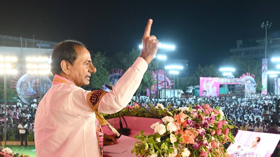 <p>ఈ కీలక సమావేశంలో ప్రతిపక్షంగా బీఆర్‌ఎస్‌ సాధించిన విజయాలు, ప్రజల్లోకి వెళ్లిన తీరు, ఎదురైన సమస్యలపై చర్చించనున్నారు. పార్టీ భవిష్యత్తు కార్యాచరణను నిర్ణయించనున్నారు. రాబోయే ఎంపీటీసీ, జెడ్పీటీసీ ఎన్నికలపై కూడా చర్చించే అవకాశం ఉంది. ఇక గతేడాది రజోత్సవ సభను వరంగల్ లో నిర్వహించిన సంగతి తెలిసిందే.</p>