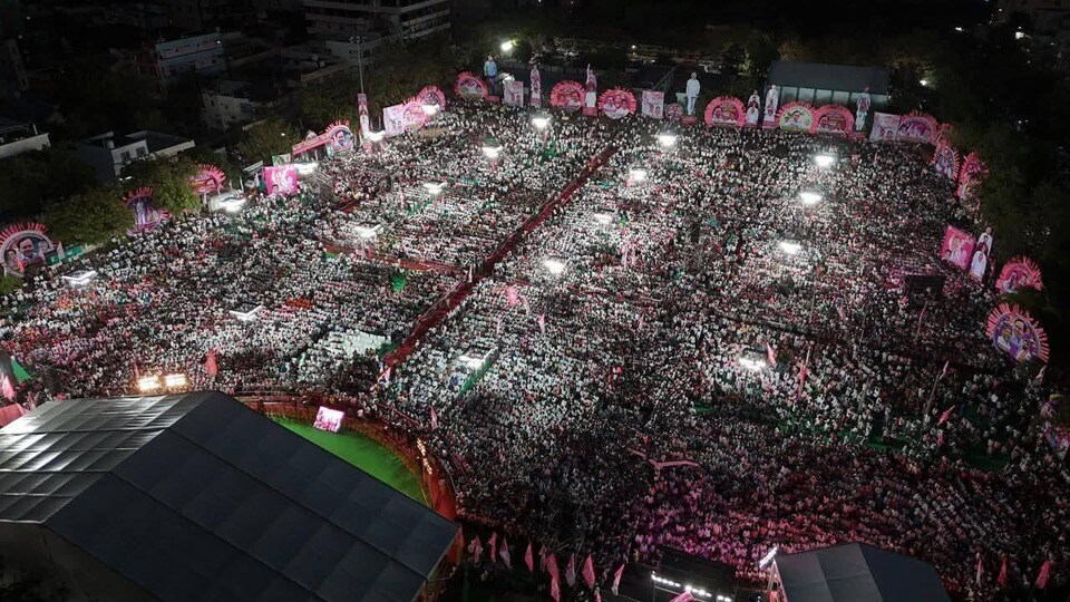 <p>ఇవాళ హైదరాబాద్ లోని తెలంగాణ భవన్‌లో పార్టీ రాష్ట్ర కార్యవర్గ సమావేశం నిర్వహించనున్నారు. మధ్యాహ్నం 2 గంటలకు ప్రారంభమయ్యే సమావేశానికి బీఆర్‌ఎస్‌ అధినేత కేసీఆర్‌ ముఖ్యఅతిథిగా హాజరుకానున్నారు. </p>