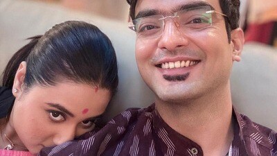 অর্ণবের কাঁধে মুখ গুঁজে স্বস্তিকা! রাজঋতের প্রেম কি বাস্তবেও? জবাব বিদ্যার