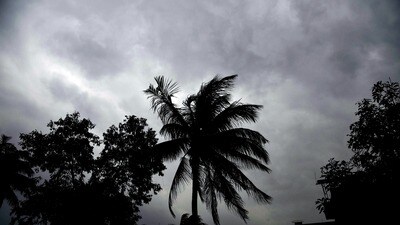 বঙ্গের আকাশে দুর্যোগের ভ্রূকুটি (ছবিটি প্রতীকী, সৌজন্যে এএনআই) বঙ্গের আকাশে দুর্যোগের ভ্রূকুটি (ছবিটি প্রতীকী, সৌজন্যে এএনআই)