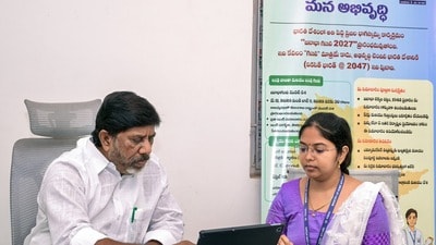 సెల్ఫ్ ఎన్యూమరేషన్ డ్రైవ్లో పాల్గొన్న తెలంగాణ డిప్యూటీ సీఎం భట్టి (I&PR Telangana) సెల్ఫ్ ఎన్యూమరేషన్ డ్రైవ్లో పాల్గొన్న తెలంగాణ డిప్యూటీ సీఎం భట్టి (I&PR Telangana)