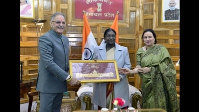 Governor Kavinder Gupta welcoming President Droupadi Murmu during the state banquet at Lok Bhavan in Shimla. (HT photo) Governor Kavinder Gupta welcoming President Droupadi Murmu during the state banquet at Lok Bhavan in Shimla. (HT photo)