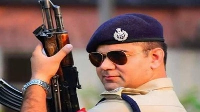 স্বস্তিতে উত্তরপ্রদেশের 'সিংঘম!' (সৌজন্যে টুইটার) স্বস্তিতে উত্তরপ্রদেশের 'সিংঘম!' (সৌজন্যে টুইটার)
