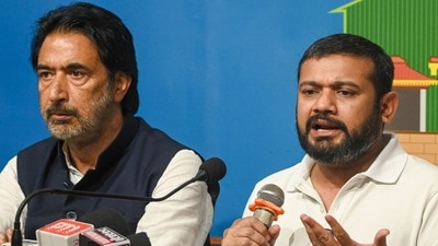 কানহাইয়ার সঙ্গে সেই সাংবাদিক সম্মেলনে ছিলেন প্রদেশ কংগ্রেসের পর্যবেক্ষক গোলাম আহমেদ মীর। (PTI) কানহাইয়ার সঙ্গে সেই সাংবাদিক সম্মেলনে ছিলেন প্রদেশ কংগ্রেসের পর্যবেক্ষক গোলাম আহমেদ মীর। (PTI)
