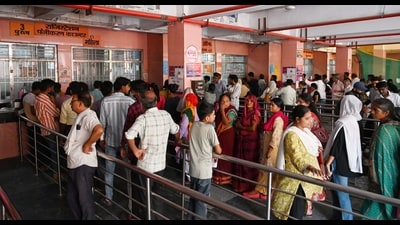 Patients at even the city’s major Shayama Prasad Mukherjee (Civil) Hospital in Lucknow do not have the facility of online OPD registration. Patients are compelled to stand in long serpentine queues on Tuesday. (HT Photo)