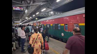Railway teams rushed to the spot immediately, cordoned off the section, and began emergency protocols to prevent further risk. (HT) Railway teams rushed to the spot immediately, cordoned off the section, and began emergency protocols to prevent further risk. (HT)