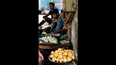 Samosas being made in Prayagraj (HT)