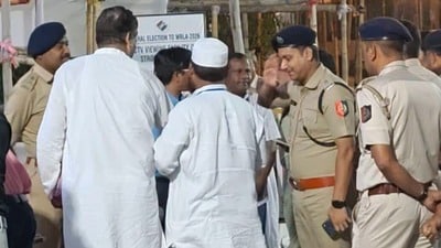 চাঁচল বিধানসভা কেন্দ্রের তৃণমূল প্রার্থী তথা প্রাক্তন আইপিএস প্রসূন বন্দ্যোপাধ্যায়কে স্যালুট করেন অতিরিক্ত পুলিশ সুপার অভিষেক রায়। চাঁচল বিধানসভা কেন্দ্রের তৃণমূল প্রার্থী তথা প্রাক্তন আইপিএস প্রসূন বন্দ্যোপাধ্যায়কে স্যালুট করেন অতিরিক্ত পুলিশ সুপার অভিষেক রায়।