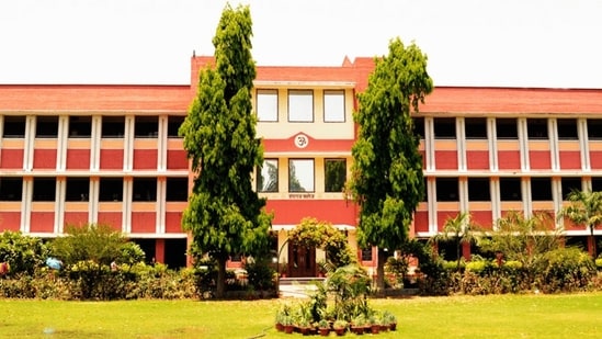 Hansraj college suspended 30 students. (Hansraj college/Linkedin)
