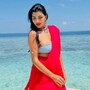 <p>బిగ్ బాస్ బ్యూటీ లహరి షారిని చూశారా? సముద్ర తీరంలో అందాల తుపానులా ఆమె రెచ్చిపోయింది. </p>
