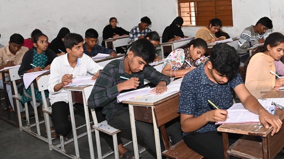 <p>టెన్త్ పరీక్షలు రాసిన విద్యార్థులు…. 80969 58096 నంబర్‌కు ‘హాయ్‌’ అని సందేశం పంపించాలి. ఆ తర్వాత ఎస్సెస్సీ రిజల్ట్స్‌ అని టైప్‌చేసి హాల్‌టికెట్‌ నంబర్‌, ఇతర వివరాలు నమోదుచేయాలి. ఆ తర్వాత ఫలితం స్క్రీన్‌పై డిస్ ప్లే అవుతుంది.</p><p><br> </p>