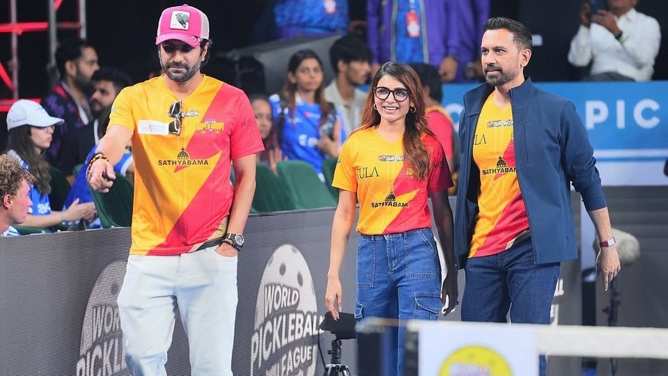 <p>తమ మధ్య బంధాన్ని అధికారికంగా ప్రకటించే ముందే ఎన్నో సందర్భాల్లో కలిసి కనిపించారు. ముఖ్యంగా పికెల్ బాల్ మ్యాచ్ లను కలిసి చూసేవారు.</p>
