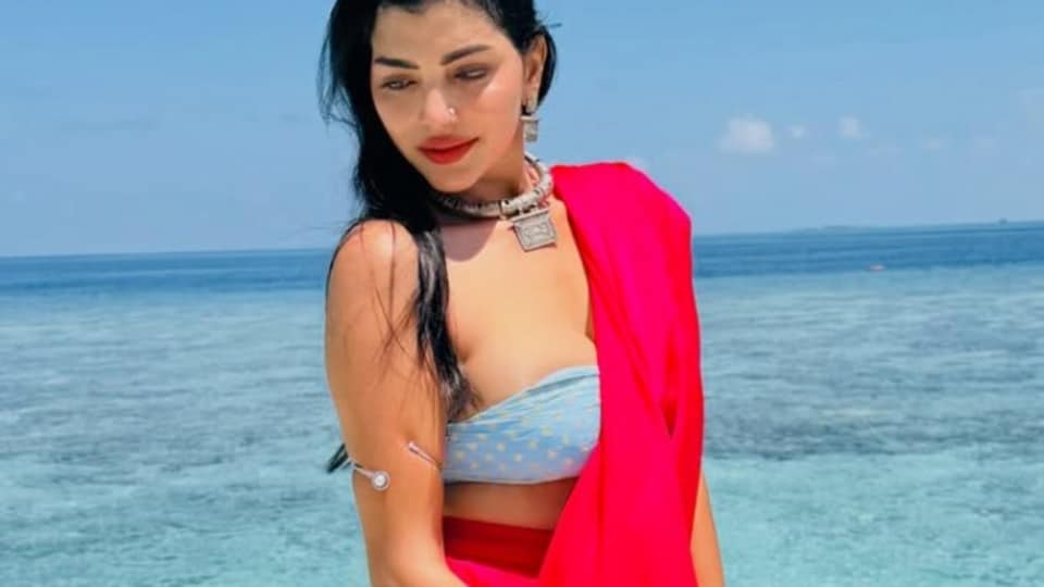 <p>బిగ్ బాస్ బ్యూటీ లహరి షారిని చూశారా? సముద్ర తీరంలో అందాల తుపానులా ఆమె రెచ్చిపోయింది. </p>(instagram-Lahari Shari)