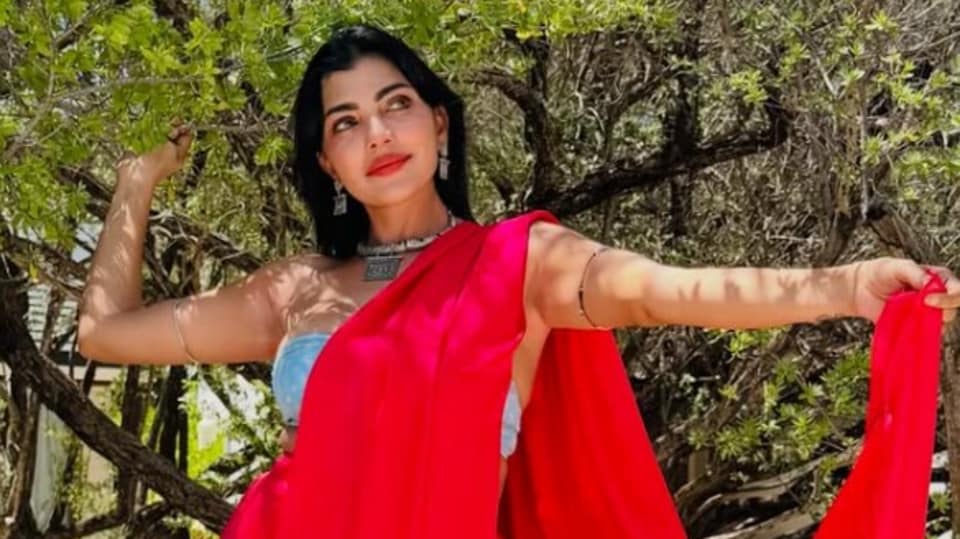 <p>ఎర్ర చీరలో పరువాల విందుతో లహరి రెచ్చగొడుతోంది. తన ఇన్ స్టా అకౌంట్లో ఆమె పోస్టు చేసిన ఈ పిక్స్ తెగ వైరల్ గా మారాయి. </p>(instagram-Lahari Shari)