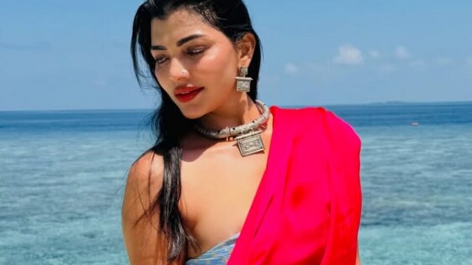 <p>బీచ్ లో బికినీ ఎవరైనాా వేస్తారు.. కానీ చీర కట్టే వాళ్లు స్పెషల్ అంటూ లహరి ఫొటోలపై కామెంట్లు చేస్తున్నారు నెటిజన్లు. </p>(instagram-Lahari Shari)