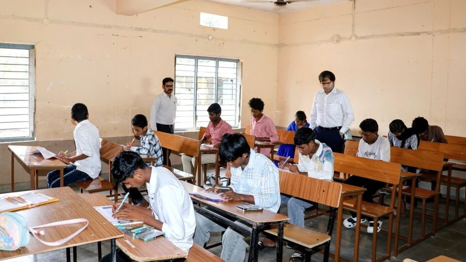 <p>పరీక్షలు ముగిసిన వెంటనే విద్యాశాఖ యుద్ధ ప్రాతిపదికన జవాబు పత్రాల మూల్యాంకనాన్ని ప్రారంభించింది. ఈ నెల 23వ తేదీ నాటికే పేపర్ల దిద్దుబాటు ప్రక్రియను అధికారులు విజయవంతంగా పూర్తి చేశారు. మార్కుల నమోదు, క్రోడీకరణ ప్రక్రియను కూడా వేగంగా నిర్వహించి….. ఫలితాలను సిద్ధం చేశారు.</p>