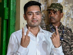 ভোট দিয়ে পুলিশ কপর্যবেক্ষকের ভূমিকা নিয়ে প্রশ্ন তোলেন তৃণমূলের সাংসদ অভিষেক বন্দ্যোপাধ্যায়। 