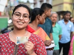 দ্বিতীয় দফায় সকাল-সকাল উত্তর ২৪ পরগনায় ভোটের লাইনে এক যুবতী। (ছবি সৌজন্যে, ফেসবুক Chief Electoral Officer West Bengal﻿)