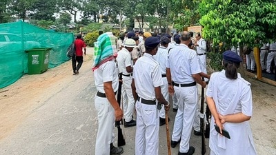 ভোট আবহে কলকাতা এবং তৎসংলগ্ন এলাকায় উত্তেজনা সকাল থেকে (@ECISVEEP X) ভোট আবহে কলকাতা এবং তৎসংলগ্ন এলাকায় উত্তেজনা সকাল থেকে (@ECISVEEP X)