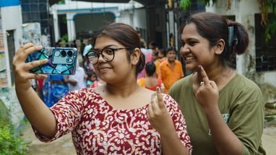 নদিয়ায় ভোটদানের হাসি। (ছবি সৌজন্যে এএনআই) নদিয়ায় ভোটদানের হাসি। (ছবি সৌজন্যে এএনআই)
