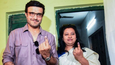 ‘জনতা যা সিদ্ধান্ত নেবে…’, বউকে সাথে নিয়ে ভোট দিলেন সৌরভ, এড়ালেন কোন প্রশ্ন? (Debajyoti Chakraborty) ‘জনতা যা সিদ্ধান্ত নেবে…’, বউকে সাথে নিয়ে ভোট দিলেন সৌরভ, এড়ালেন কোন প্রশ্ন? (Debajyoti Chakraborty)