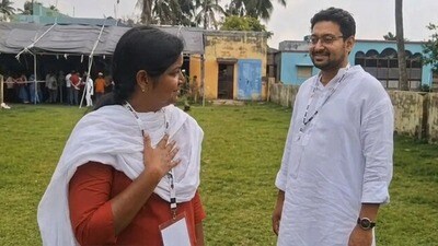 শীর্ষণ্য-মীনাক্ষীর 'মিষ্টি হাসি' ঘিরে তোলপাড় রাজ্য শীর্ষণ্য-মীনাক্ষীর 'মিষ্টি হাসি' ঘিরে তোলপাড় রাজ্য