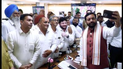 Chief minister Nayab Singh Saini takes a selfie with farmers’ delegation from Naraingarh in Chandigarh. (Sourced) Chief minister Nayab Singh Saini takes a selfie with farmers’ delegation from Naraingarh in Chandigarh. (Sourced)