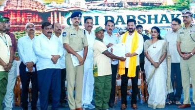 నియామక పత్రాలు అందజేత నియామక పత్రాలు అందజేత