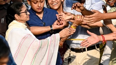 'প্রথা' ভাঙলেন তৃণমূল সুপ্রিমো। (PTI) 'প্রথা' ভাঙলেন তৃণমূল সুপ্রিমো। (PTI)