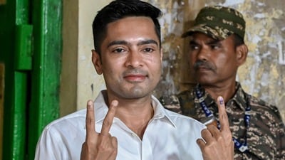 ভোট দিয়ে পুলিশ কপর্যবেক্ষকের ভূমিকা নিয়ে প্রশ্ন তোলেন তৃণমূলের সাংসদ অভিষেক বন্দ্যোপাধ্যায়। (PTI) ভোট দিয়ে পুলিশ কপর্যবেক্ষকের ভূমিকা নিয়ে প্রশ্ন তোলেন তৃণমূলের সাংসদ অভিষেক বন্দ্যোপাধ্যায়। (PTI)